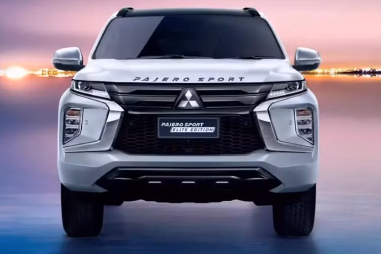 Hiện chưa có hình ảnh chụp khu vực phía sau của xe SUV Mitsubishi Pajero Sport 2024. Tuy nhiên, sẽ không bất ngờ nếu xe chỉ được điều chỉnh nhẹ ở thiết kế cản sau. Những khu vực còn lại của Mitsubishi Pajero Sport mới vẫn giữ nguyên như cũ.