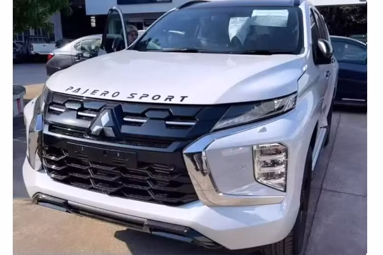 Mẫu SUV này tiếp tục được trang bị hệ thống đèn 2 tầng trên đầu xe và nẹp chữ "X" mạ crôm bao quanh lưới tản nhiệt. Khu vực sườn xe cũng không có gì thay đổi trừ vành la-zăng. Bên trong xe, mẫu SUV hạng trung này được trang bị vô lăng 3 chấu mới với thiết kế giống với Mitsubishi Xforce.