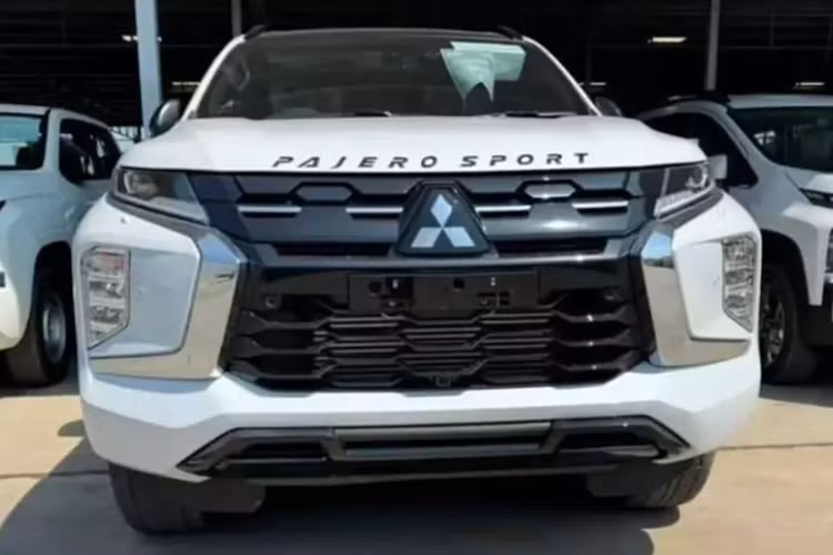 Qua những hình ảnh ít ỏi này, có thể thấy Mitsubishi Pajero Sport thế hệ mới được cải tiến ở một số chi tiết ngoại thất, tập trung tại khu vực đầu xe. Tại đây, mẫu SUV cỡ D này được bổ sung lưới tản nhiệt và ốp cản trước mới. Tiếp theo đó là vành la-zăng mới với thiết kế đa chấu, phay xước 2 màu.