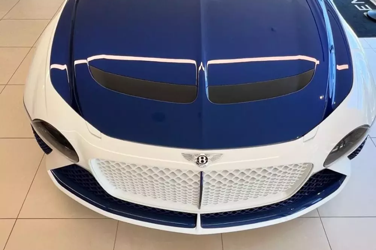 Bentley Mulliner Bacalar được tạo nên lấy cảm hứng từ mẫu xe ý tưởng EXP 100 GT Concept 2019, trong đó, điểm nhấn là bộ mâm khá cầu kỳ, và hãng xe Anh quốc mất gần 1 tuần để sơn nó, ngoài ra là đèn pha hình tròn được nhấn mạnh bởi dải đèn định vị LED và lưới tản nhiệt có thiết kế hoàn toàn mới.