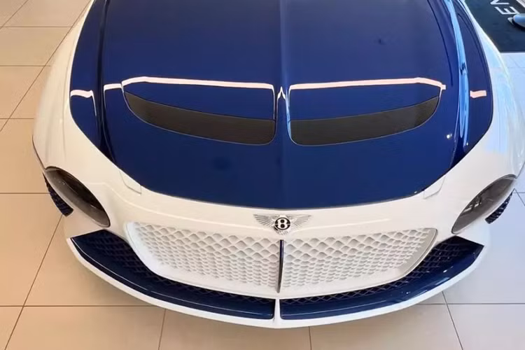 Bentley Mulliner Bacalar được tạo nên lấy cảm hứng từ mẫu xe ý tưởng EXP 100 GT Concept 2019, trong đó, điểm nhấn là bộ mâm khá cầu kỳ, và hãng xe Anh quốc mất gần 1 tuần để sơn nó, ngoài ra là đèn pha hình tròn được nhấn mạnh bởi dải đèn định vị LED và lưới tản nhiệt có thiết kế hoàn toàn mới.