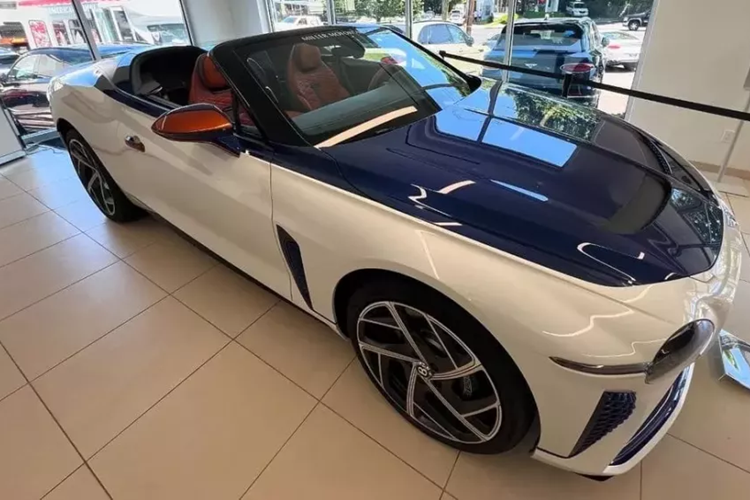 1 trong số đó có bom tấn Bentley Bacalar do đội cá nhân hóa Mulliner thực hiện, sẽ chỉ có đúng 12 chiếc xe siêu sang Bentley Mulliner Bacalar mui trần được sản xuất trên toàn cầu, nhưng tất cả đều đã có chủ nhân ngay từ khi còn nằm trên bản vẽ, 1 số đó là chủ các đại lý siêu xe nổi tiếng, và nếu muốn mua lại, chi phí sang tay không hề rẻ.