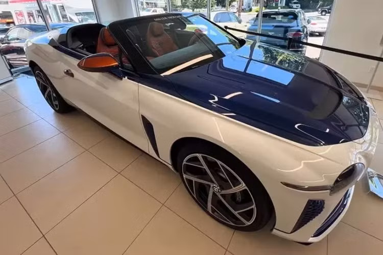 1 trong số đó có bom tấn Bentley Bacalar do đội cá nhân hóa Mulliner thực hiện, sẽ chỉ có đúng 12 chiếc xe siêu sang Bentley Mulliner Bacalar mui trần được sản xuất trên toàn cầu, nhưng tất cả đều đã có chủ nhân ngay từ khi còn nằm trên bản vẽ, 1 số đó là chủ các đại lý siêu xe nổi tiếng, và nếu muốn mua lại, chi phí sang tay không hề rẻ.