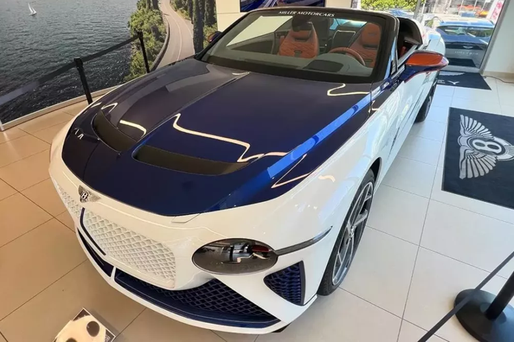1 chiếc xe siêu sang Bentley Mulliner Bacalar mới xuất hiện ở đại lý siêu xe khá nổi tiếng ở Mỹ là minh chứng, xe mang màu trắng xanh rất nổi bật, và đã có chủ nhân.