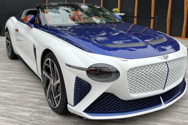 Khoang nội thất của Bentley Mulliner Bacalar có gỗ được ngâm trong đầm lầy chua, hồ và sông ở miền Đông nước Anh trong suốt 5.000 năm, mỗi chiếc ghế của xe có đến 148.199 mũi thêu nhằm tạo nên hình dạng đặc biệt, hệ thống mui xếp được bố trí ở phía sau của ghế.