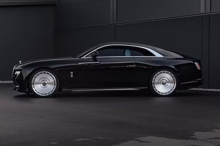 Thay đổi tiếp theo là bộ mâm dạng chảo với bề mặt phay xước Spofec SP3 do Vossen chế tác có kích thước lên đến 24 inch. Còn lại các chi tiết trên xe gần như không có gì thay đổi. Đầu xe vẫn nổi bật với lưới tản nhiệt được thiết kế dạng thác nước gồm những nan nằm dọc đặc trưng của thương hiệu Rolls-Royce.