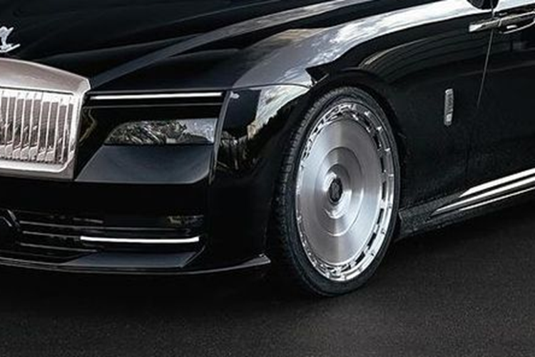 Phía trên là dải đèn LED định vị ban ngày cực mỏng trong khi đèn pha được đặt sâu trong hốc bên dưới. Ngoài ra, Rolls-Royce Spectre còn có hốc gió trung tâm cỡ lớn với những nan nằm ngang trên cản trước. Phía đuôi xe là cụm đèn hậu LED được thiết kế dạng dọc khá mới mẻ, đi cùng những chi tiết màu bạc làm điểm nhấn.