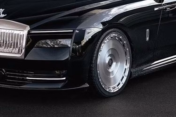 Phía trên là dải đèn LED định vị ban ngày cực mỏng trong khi đèn pha được đặt sâu trong hốc bên dưới. Ngoài ra, Rolls-Royce Spectre còn có hốc gió trung tâm cỡ lớn với những nan nằm ngang trên cản trước. Phía đuôi xe là cụm đèn hậu LED được thiết kế dạng dọc khá mới mẻ, đi cùng những chi tiết màu bạc làm điểm nhấn.