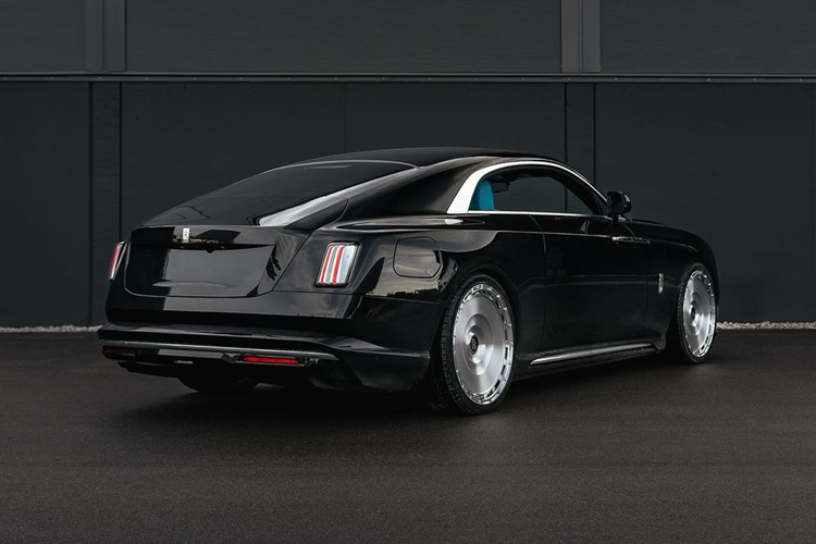 “Trái tim” của Rolls-Royce Spectre là mô-tơ điện có công suất tối đa 430 kW (khoảng 576 mã lực) và mô-men xoắn cực đại 900 Nm. Nhờ đó, xe có thể tăng tốc từ 0-100 km/h trong thời gian 4,5 giây. Theo chu trình thử nghiệm CLTC tại Trung Quốc, xe có khả năng chạy được 585 km sau khi sạc đầy.