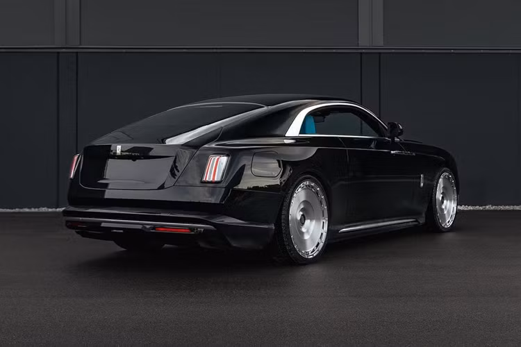 “Trái tim” của Rolls-Royce Spectre là mô-tơ điện có công suất tối đa 430 kW (khoảng 576 mã lực) và mô-men xoắn cực đại 900 Nm. Nhờ đó, xe có thể tăng tốc từ 0-100 km/h trong thời gian 4,5 giây. Theo chu trình thử nghiệm CLTC tại Trung Quốc, xe có khả năng chạy được 585 km sau khi sạc đầy.