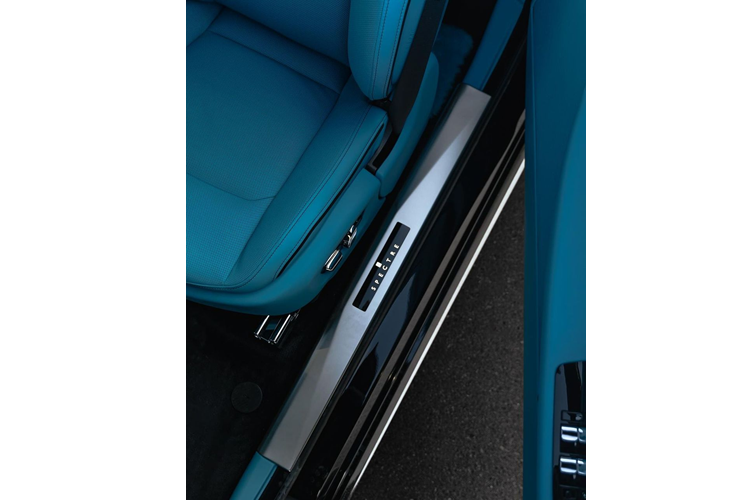 Chiếc xe siêu sang còn bổ sung thêm màn hình kỹ thuật số ở phía hành khách, duy trì cảm giác sang trọng vốn có của xe Rolls-Royce, không mang đến cảm giác đây là chiếc ô tô điện. Điểm nhấn đáng chú ý bên trong khoang cabin là hệ thống đèn LED bầu trời sao trên trần nay được thiết kế cả trên táp lô và viền cửa.