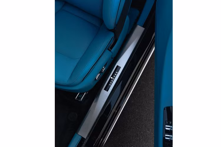 Chiếc xe siêu sang còn bổ sung thêm màn hình kỹ thuật số ở phía hành khách, duy trì cảm giác sang trọng vốn có của xe Rolls-Royce, không mang đến cảm giác đây là chiếc ô tô điện. Điểm nhấn đáng chú ý bên trong khoang cabin là hệ thống đèn LED bầu trời sao trên trần nay được thiết kế cả trên táp lô và viền cửa.