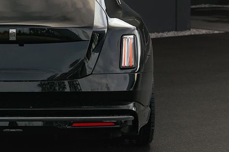 Về nội thất, bên trong khoang cabin của Spectre sở hữu nhiều tiện ích hiện đại như: Vô lăng 3 chấu, tích hợp các phím chức năng, bảng đồng hồ kỹ thuật số nối liền với màn hình cảm ứng trung tâm, ghế bọc da...