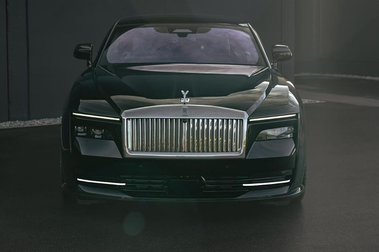 Và để giúp mẫu xe này trở nên hấp dẫn hơn, hãng độ Novitec đã dao kéo Rolls-Royce Spectre thay vì cho ra mắt hẳn một gói nâng cấp như thông thường. Theo đó, nhà độ lừng danh này đã hạ thấp hệ thống treo khí nén Planar của chiếc xe thêm 25 mm mà vẫn đảm bảo độ êm ái cho người dùng và khả năng vận hành nhạy bén của chi tiết này.