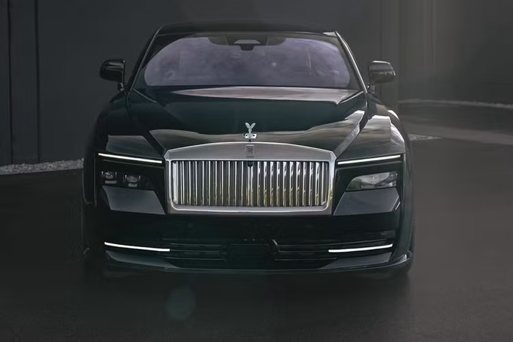 Và để giúp mẫu xe này trở nên hấp dẫn hơn, hãng độ Novitec đã dao kéo Rolls-Royce Spectre thay vì cho ra mắt hẳn một gói nâng cấp như thông thường. Theo đó, nhà độ lừng danh này đã hạ thấp hệ thống treo khí nén Planar của chiếc xe thêm 25 mm mà vẫn đảm bảo độ êm ái cho người dùng và khả năng vận hành nhạy bén của chi tiết này.