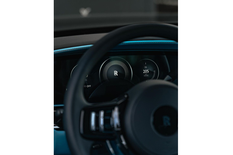 Trên đỉnh lưới tản nhiệt là biểu tượng "thiếu phụ bay" không thể thiếu của xe Rolls-Royce. Ở Spectre, “biểu tượng” Spirit of Ecstasy huyền thoại cũng được điều chỉnh để tạo ra một kiểu dáng thể thao hơn cho chiếc Rolls-Royce. Xe có hệ thống đèn 2 tầng.