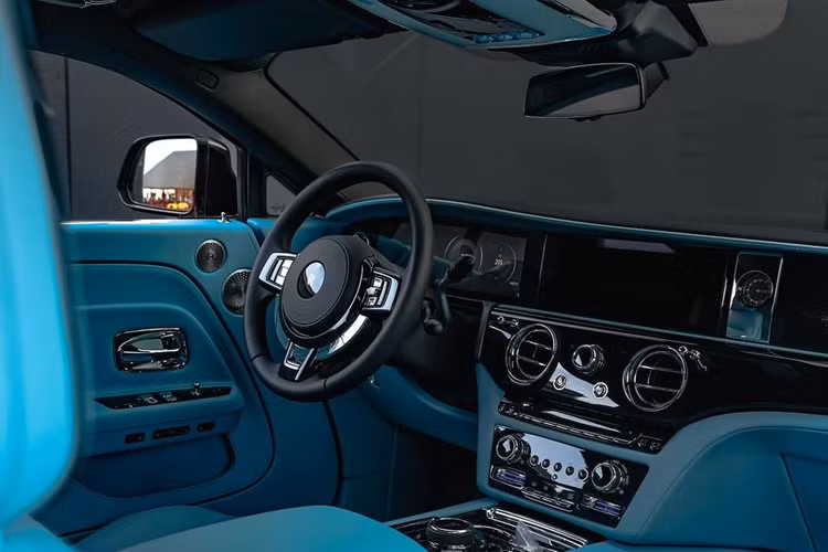 Trong đêm tối, lưới tản nhiệt được chiếu sáng nhẹ nhàng, nhờ 22 đèn LED được phun mài mòn (sandblasted) ở các cánh tản nhiệt ở phía sau. Ánh sáng nhẹ nhàng từ chúng phản chiếu qua các bề mặt được đánh bóng ở phía trước, tạo nên một dấu ấn đầy tinh tế kèm hiệu ứng ba chiều vào ban đêm.