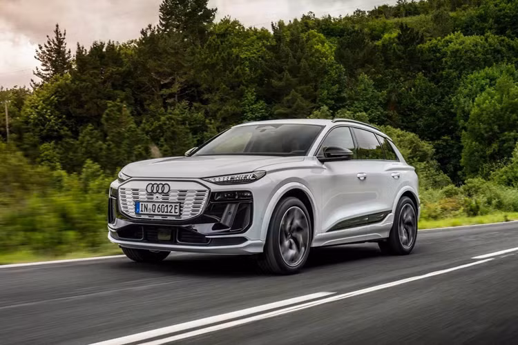 Mẫu xe SUV điện Audi Q6 e-tron 2025 tiêu chuẩn được trang bị gói pin 100 kWh cung cấp năng lượng cho mô-tơ đơn gắn tại cầu sau, tạo ra công suất tối đa 326 mã lực (240 kW), cho phép xe tăng tốc từ 0-100 km/h trong 6,3 giây, trước khi đạt tốc độ tối đa 209 km/h.