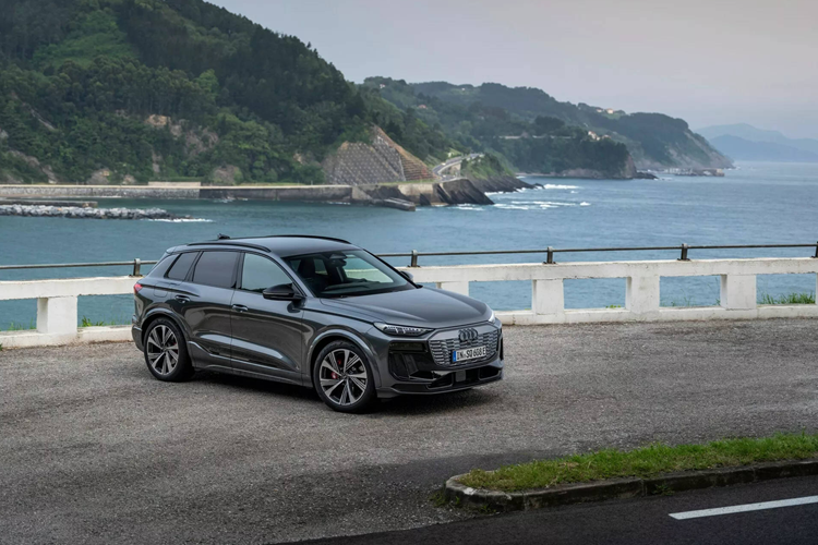 Khi được trang bị gói “ultra” tùy chọn, bao gồm mâm 18 inch và lốp mùa hè có lực cản lăn thấp, Q6 e-tron tiêu chuẩn đạt được phạm vi di chuyển 517 km theo chuẩn EPA. Đây là con số xa nhất trong các xe điện của Audi tính đến thời điểm hiện tại.