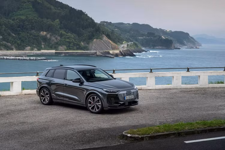 Khi được trang bị gói “ultra” tùy chọn, bao gồm mâm 18 inch và lốp mùa hè có lực cản lăn thấp, Q6 e-tron tiêu chuẩn đạt được phạm vi di chuyển 517 km theo chuẩn EPA. Đây là con số xa nhất trong các xe điện của Audi tính đến thời điểm hiện tại.