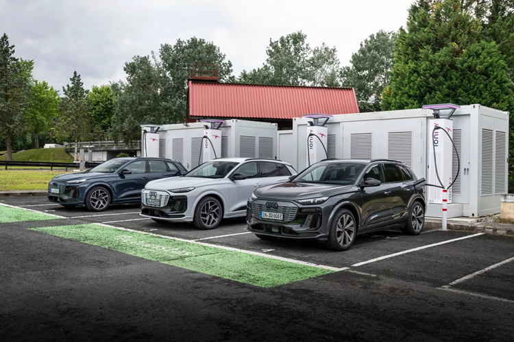  Audi Q6 e-tron 2025 mới đã được ấn định sẽ bắt đầu bán ra ở những thị trường trọng điểm trước khi năm 2024 kết thúc. Mới đây, hãng Đức đã cho công bố mức giá của dòng xe SUV thuần điện này tại Bắc Mỹ bắt đầu từ 63.800 USD (tương đương 1,57 tỷ đồng) với 3 cấu hình truyền động và 3 cấp độ trang bị tiện nghi.