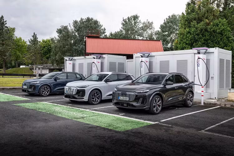  Audi Q6 e-tron 2025 mới đã được ấn định sẽ bắt đầu bán ra ở những thị trường trọng điểm trước khi năm 2024 kết thúc. Mới đây, hãng Đức đã cho công bố mức giá của dòng xe SUV thuần điện này tại Bắc Mỹ bắt đầu từ 63.800 USD (tương đương 1,57 tỷ đồng) với 3 cấu hình truyền động và 3 cấp độ trang bị tiện nghi.