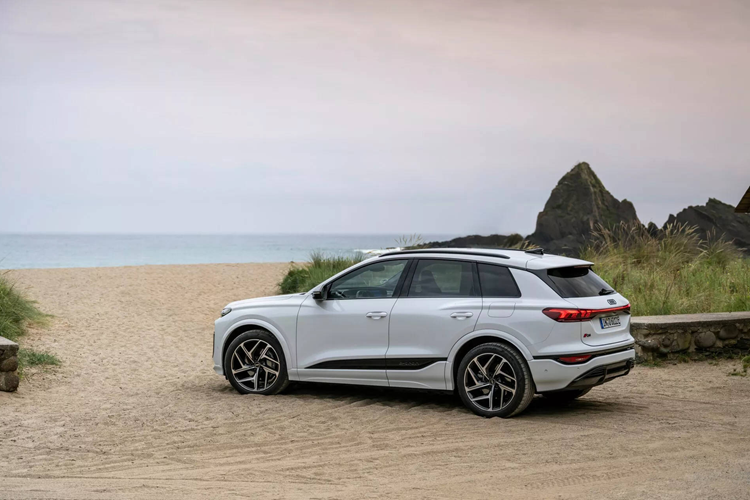 Audi Q6 e-tron 2025 chạy điện hứa hẹn sẽ giúp mở rộng dải sản phẩm xe điện của hãng Audi tại nhiều thị trường trên khắp thế giới. Hiện nay thương hiệu xe sang Đức vẫn đang chỉ có một vài mẫu thuần điện ít ỏi như e-tron GT và e-tron SUV (nay đã đổi tên thành Q8 e-tron).