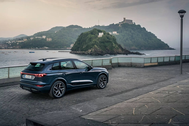 Cấp độ trang bị Premium Plus chuyển sang dùng đèn pha LED cao cấp, có thêm màn hình hiển thị thực tế tăng cường (AR) và hệ thống âm thanh cao cấp Bang &amp; Olufsen. Xe cũng được trang bị cửa sổ trời toàn cảnh và ghế sau có chức năng sưởi. Cuối cùng, cấp độ Prestige bổ sung thêm hệ thống treo khí nén thích ứng, kính cách âm phía trước và màn hình dành cho hành khách với kích thước 10,9 inch.