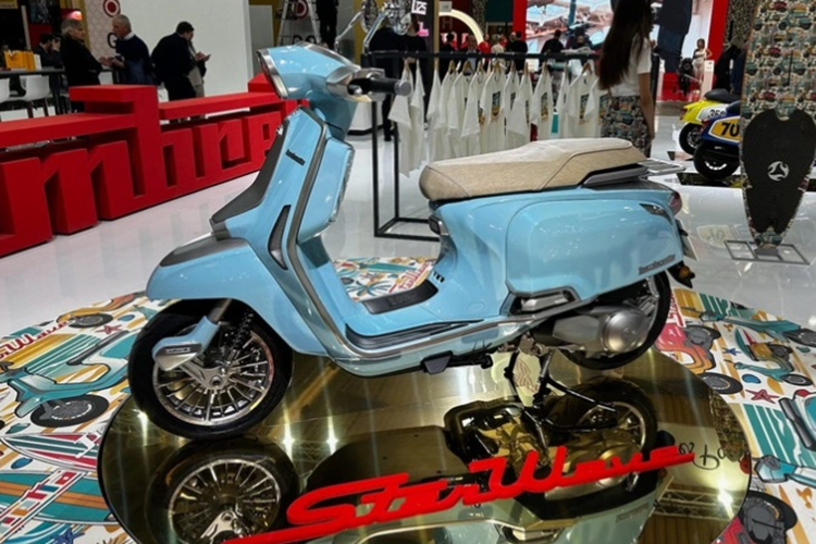 Phần đầu xe ga Lambretta J StarWave 2025 gây ấn tượng với cụm đèn pha tròn cổ điển, đèn xi-nhan tích hợp 2 bên yếm, đi cùng các tấm ốp bạc mờ bao quanh yếm xe, tạo nên một cảm giác hài hòa, nhưng vẫn cá tính và hiện đại.