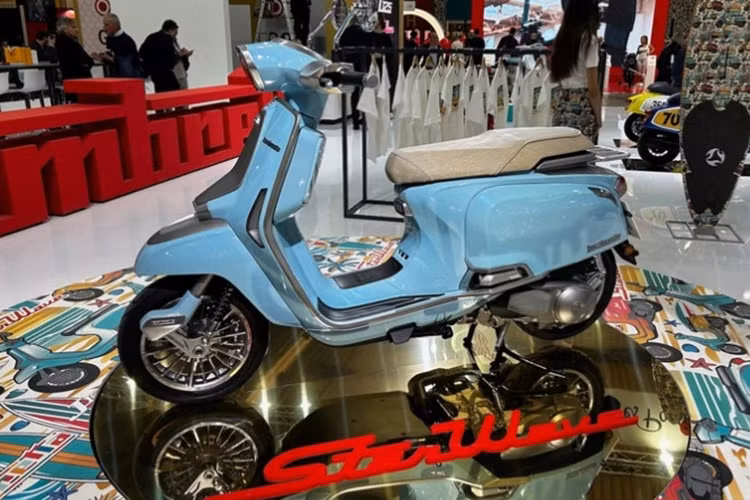 Phần đầu xe ga Lambretta J StarWave 2025 gây ấn tượng với cụm đèn pha tròn cổ điển, đèn xi-nhan tích hợp 2 bên yếm, đi cùng các tấm ốp bạc mờ bao quanh yếm xe, tạo nên một cảm giác hài hòa, nhưng vẫn cá tính và hiện đại.