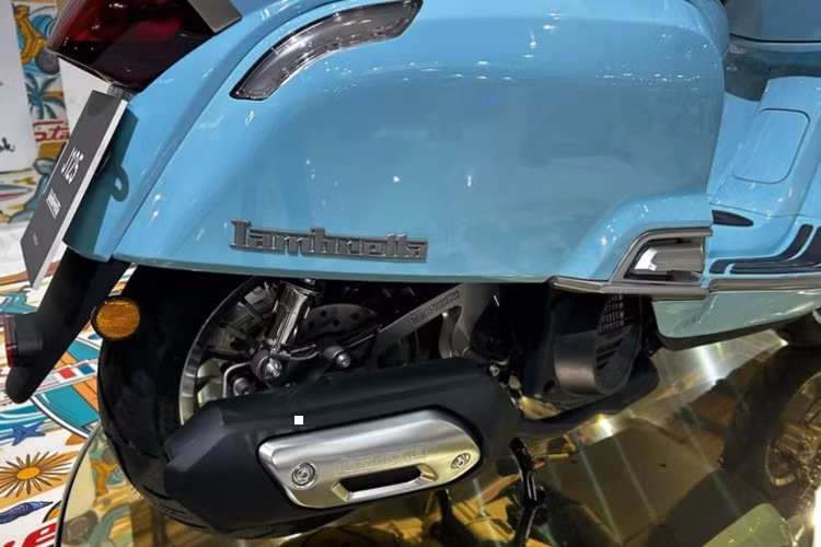 Thứ nhất là phiên bản J125 được trang bị động cơ xy lanh đơn 124,6cc, làm mát bằng dung dịch, công suất 12 mã lực. Trong khi đó, bản J200 được trang bị động cơ xi lanh đơn 174,5cc, làm mát bằng dung dịch, công suất 16,76 mã lực.