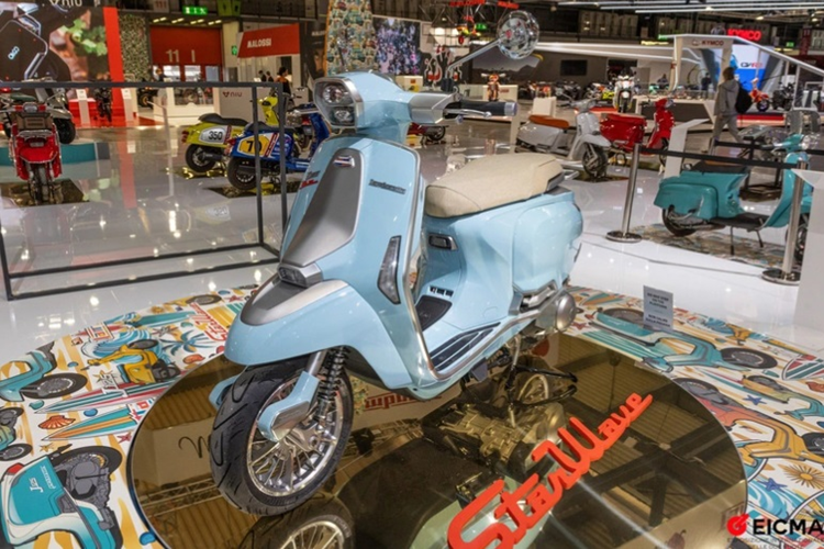 Theo đó, Lambretta J StarWave 2025 mới ở hữu ngoại thất màu xanh kết hợp cùng các chi tiết bạc và chrome tinh tế. Cách thiết kế này được lấy cảm hứng từ những bãi biển và môn thể thao lướt sóng, thể hiện một cuộc sống thoải mái, vui tươi.