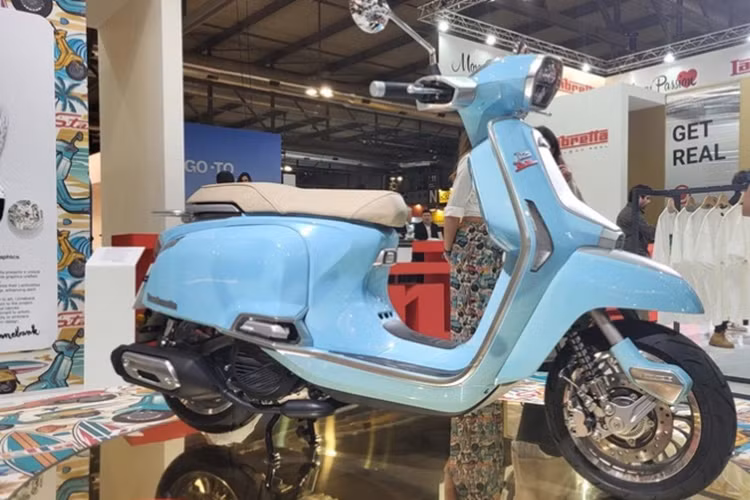 Mẫu xe tay ga này có trọng lượng khô là 135kg và dung tích bình xăng là 8 lít. Lambretta J StarWave được bán ra với 2 phiên bản cùng hai tùy chọn động cơ.