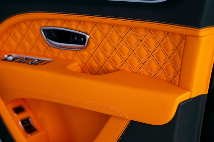 Cùng với đó là nội thất với 2 loại da có màu khác nhau, gồm cam Mandarin và xanh lục Cumbrian Green, được phối với các chi tiết ốp veneer đen Piano có họa tiết chrome trang nhã hình núi và ngựa.