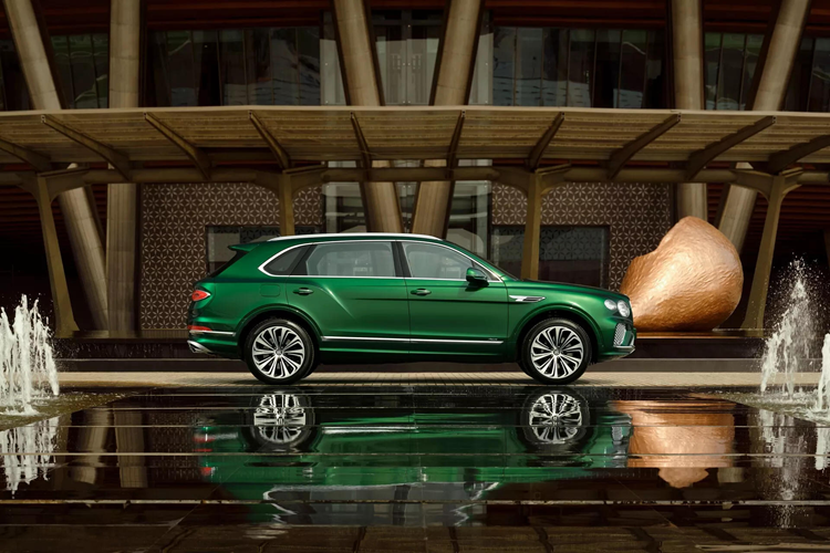 Viền màu Mandarin chạy dọc bảng đồng hồ và xung quanh các mép của đệm ghế. Màu xanh lục Cumbrian Green cũng được sử dụng cho đường khâu tương phản của những viên kim cương chần trên ghế và tựa đầu thêu chữ “Azure”.