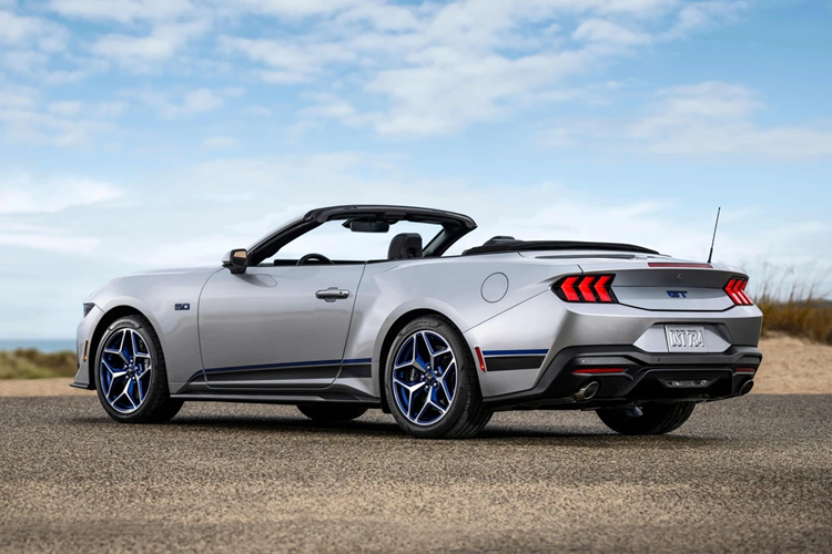 Bên cạnh những phiên bản quen thuộc, Ford đã bổ sung thêm nhiều biến thể hiệu suất cao như Dark Horse hay GTD. Mới đây, hãng xe Mỹ cũng ra mắt chiếc Ford Mustang GT California Special 2024 với nhiều thay đổi hấp dẫn. Gói trang bị này lấy cảm hứng từ mẫu xe cổ điển Ford Mustang GT California Special 1968.