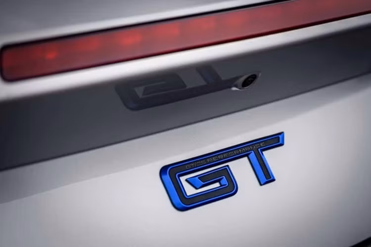 Logo 5.0 tại thân xe và logo GT tại nắp khoang hành lý cũng được trang trí bằng họa tiết viền xanh Rave Blue.