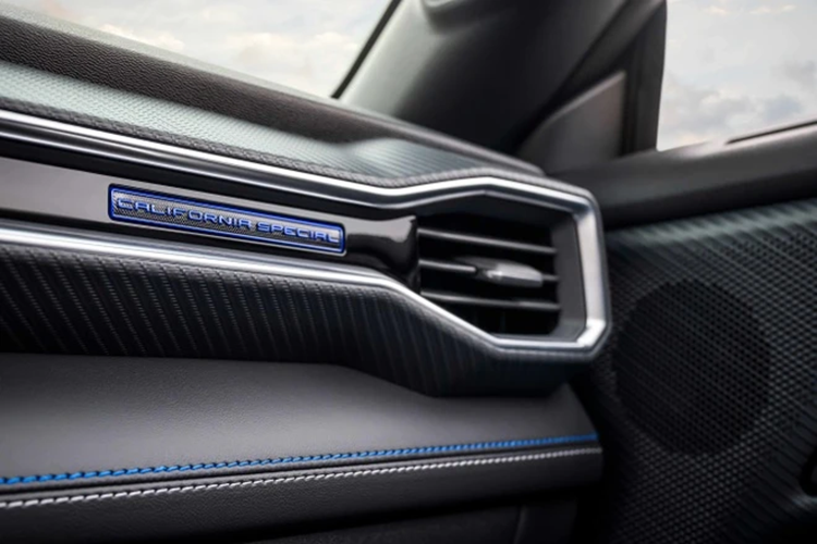 Logo California Special được gắn trên bảng taplo phía người lái, đi kèm cùng bộ thảm sàn GT/CS đồng nhất.