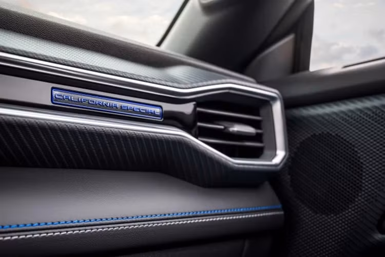 Logo California Special được gắn trên bảng taplo phía người lái, đi kèm cùng bộ thảm sàn GT/CS đồng nhất.