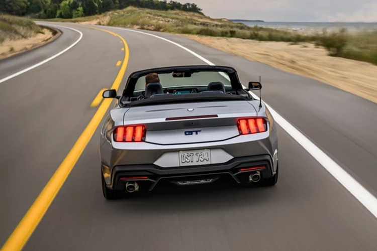 So với mức giá 47.015 USD của bản Mustang GT Premium, Ford Mustang GT/CS cao hơn khoảng 1.995 USD, chưa bao gồm gói nâng cấp bổ sung GT Performance trị giá 4.995 USD.