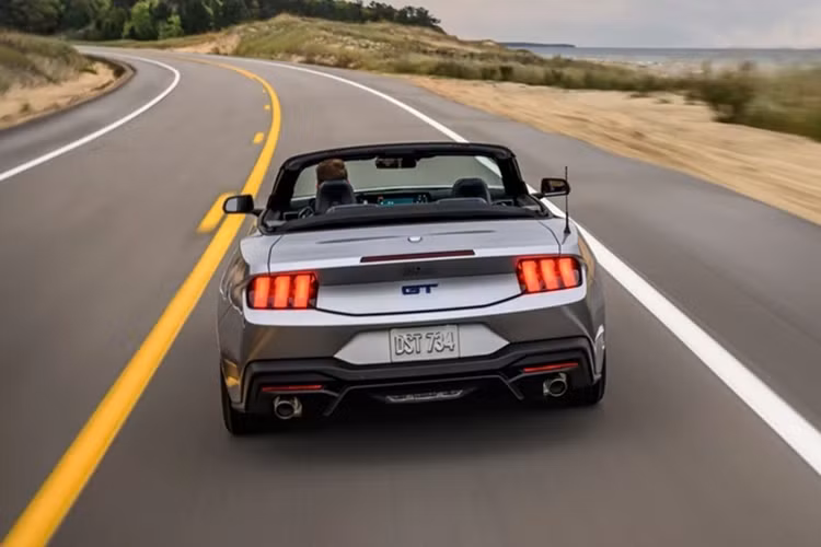 So với mức giá 47.015 USD của bản Mustang GT Premium, Ford Mustang GT/CS cao hơn khoảng 1.995 USD, chưa bao gồm gói nâng cấp bổ sung GT Performance trị giá 4.995 USD.