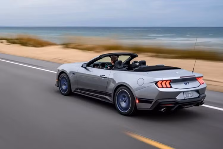 Khách hàng có thể lựa chọn giữa hộp số sàn 6 cấp hoặc tùy chọn hộp số tự động 10 cấp. Xe cũng được trang bị các tính năng tiện nghi và an toàn như sạc không dây, nhận diện biển báo giao thông, kiểm soát hành trình thích ứng...