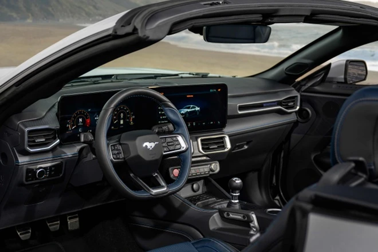 Chiếc xe vẫn sở hữu những điểm mới trong thiết kế như cụm đồng hồ taplo 12.4 inch và màn hình giải trí trung tâm cảm ứng 13.2 inch liền khối...