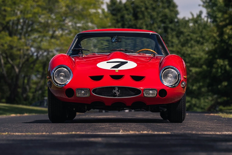 1. Ferrari 250 GTO/330 LM đời 1962 (51,705 triệu USD): Nhà đấu giá RM Sotheby's đã dành riêng một sự kiện đấu giá hoành tráng cho chiếc xe này tại New York, đủ để cho thấy sức ảnh hưởng của siêu phẩm Ferrari này đối với ngành công nghiệp xe hơi thế giới.