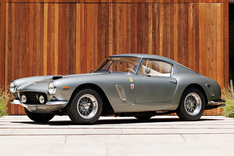 10. Ferrari 250 GT SWB Berlinetta đời 1962 (9,465 triệu USD): Tại buổi đấu giá Pebble Beach 2023 của Gooding &amp; Company, mẫu xe thể thao Ferrari 250 GT SWB Berlinetta đời 1962 lần đầu tiên được rao bán công khai sau khi trải qua 4 đời chủ.