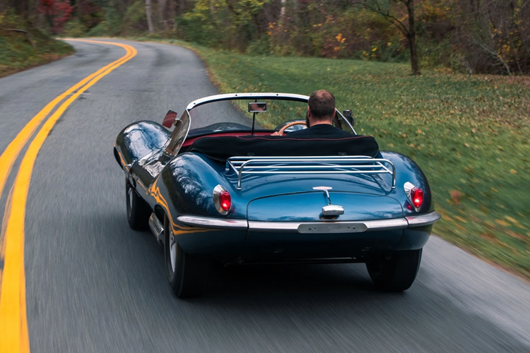 Tuy nhiên, 9 chiếc đã bị thiêu rụi trong vụ hỏa hoạn tại nhà máy Browns Lane vào năm 1957. Chiếc Jaguar XKSS mang số khung 707 là một trong số rất ít những chiếc xe nguyên bản hiếm hoi còn sót lại.