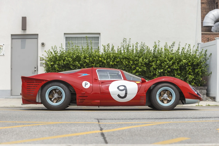 Chiếc xe mang số đeo 9 được nhà đấu giá Bonhams rao bán sở hữu hàng loạt thành tích ấn tượng tại các giải đua 1000kms of Spa, Le Mans, Brands Hatch, Nuremberg 200km... Đặc biệt hơn, phiên bản này có thể đăng ký biển số và sử dụng trên đường phố một cách hợp pháp.