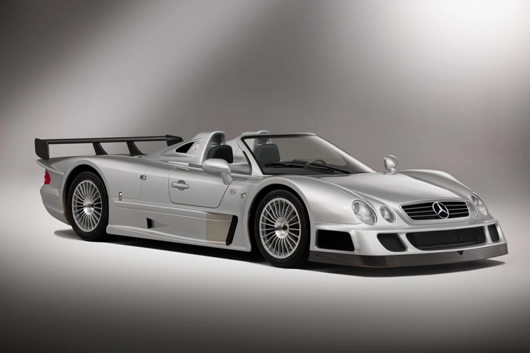 9. Mercedes-Benz CLK GTR Roadster đời 2002 (10,235 triệu USD): Là phiên bản đường phố của huyền thoại CLK GTR, phiên bản Roadster (mui trần) của chiếc CLK GTR Straßenversion chỉ được sản xuất giới hạn 6 chiếc, so với 20 chiếc phiên bản Coupe và 2 chiếc phiên bản thử nghiệm.