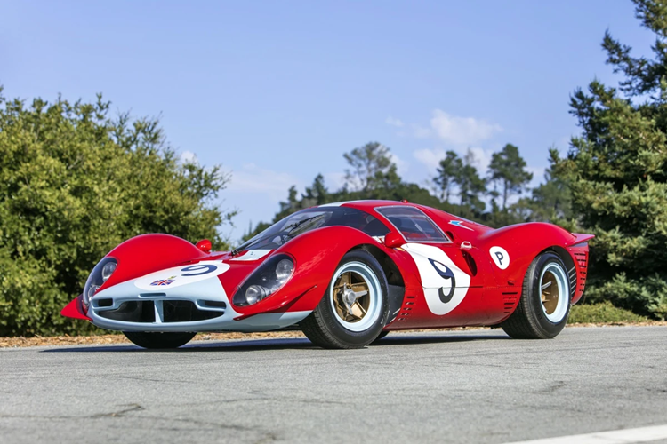2. Ferrari 412 P Berlinetta đời 1967 (30,255 triệu USD): Còn được biết đến với tên gọi P3/4, Ferrari 412 P là phiên bản thử nghiệm P3 nhưng sở hữu ngoại thất khí động học của dòng P4.