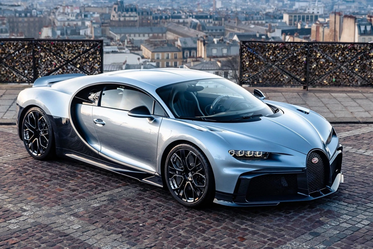 8. Bugatti Chiron Profilée đời 2022 (10,8 triệu USD): Được lấy cảm hứng từ tượng đài Type 46, Bugatti Chiron Profilée được định hướng là một mẫu xe mang khả năng vận hành ấn tượng của Pur Sport nhưng sở hữu thiết kế sang trọng hơn.